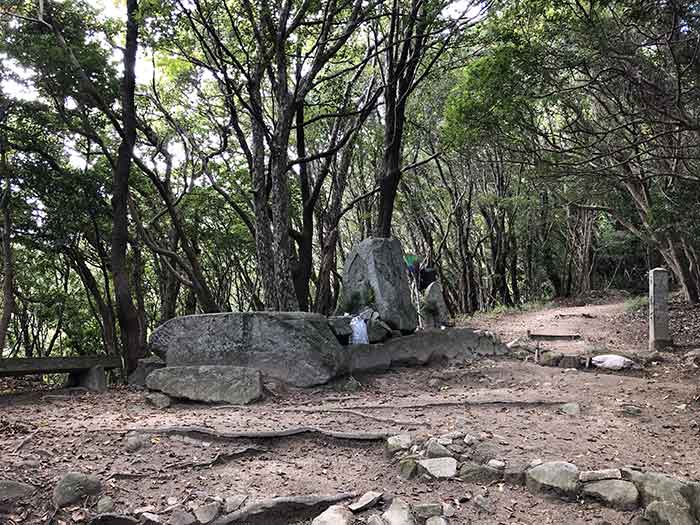 先山の登山道　9丁石