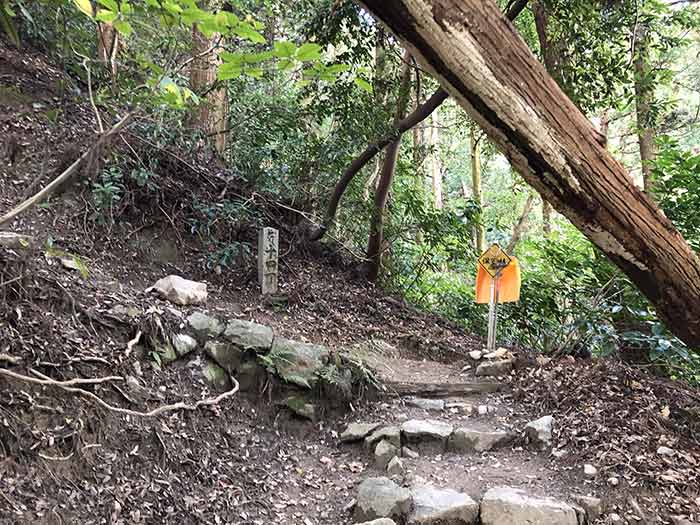 先山の登山道　14丁石