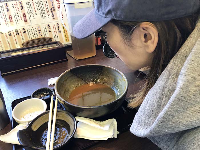 カレーうどんのスープを飲む