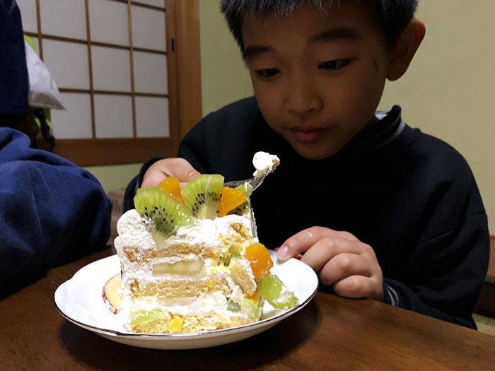 ケーキを食べる息子