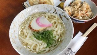 さか笑のうどんとかやくごはんセット