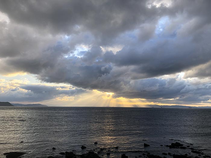 淡路島の海に天使のはしご