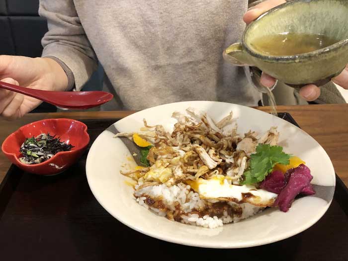 鶏肉飯にお出汁をかける