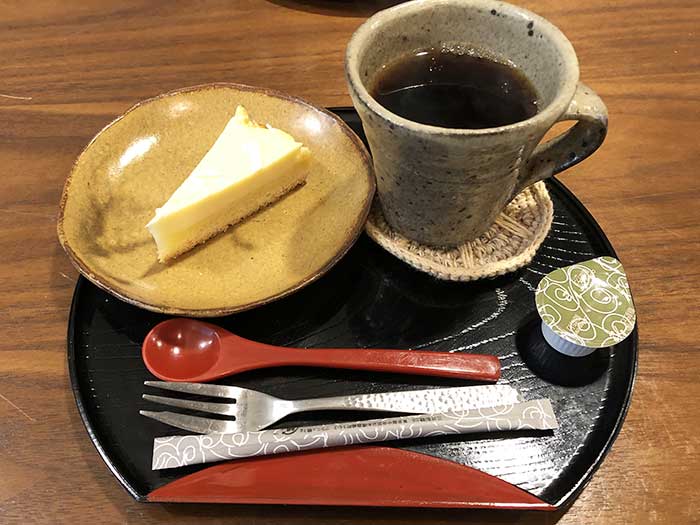 ホワイトチョコチーズケーキとコーヒー