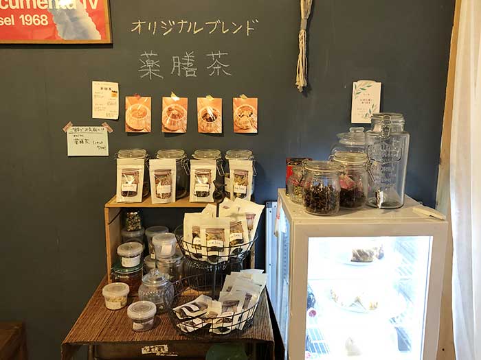 店内でオリジナルブレンドの薬膳茶を販売中