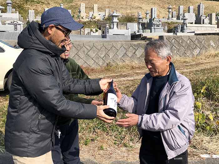 木田さんに総邌利（そうねり）を渡す