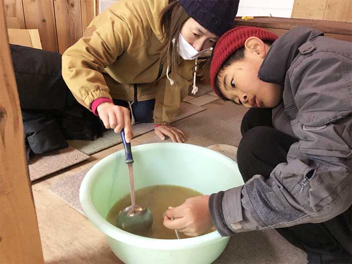 出汁の温度をはかる