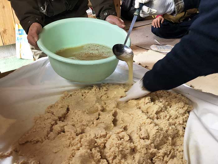 味噌煮出汁をかける