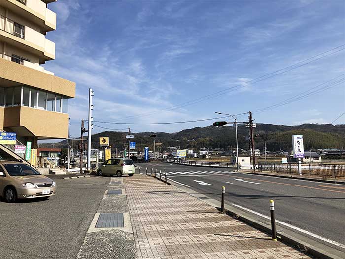 嘉兵衛荘のおかず屋さんの前の道