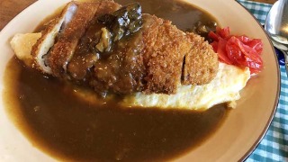 山茶花（さざんか）のオムカツカレー