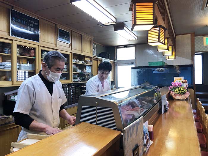 鳴門ト（なると）の店主さんと息子さん