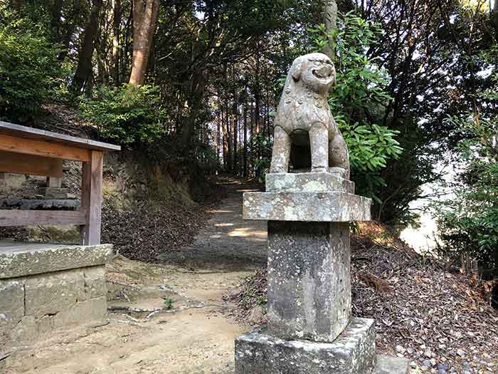 狛犬の横に道