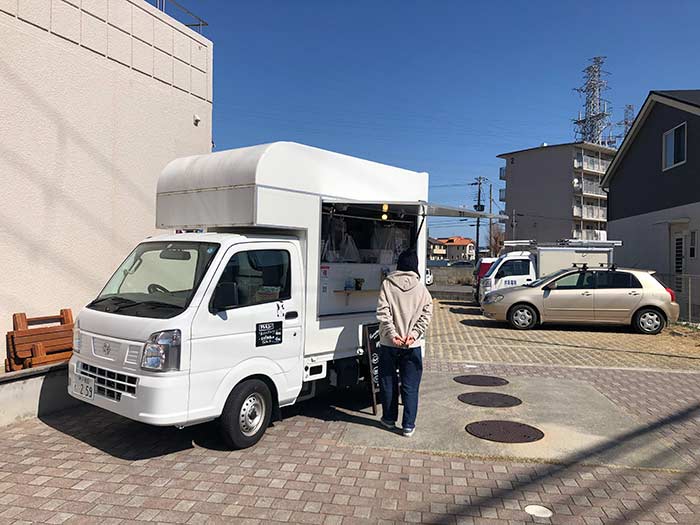 ロシアンキッチンイリーナのキッチンカーの様子