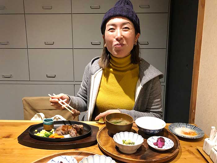 食香房とうじで淡路牛ステーキ定食を食べる奥さん