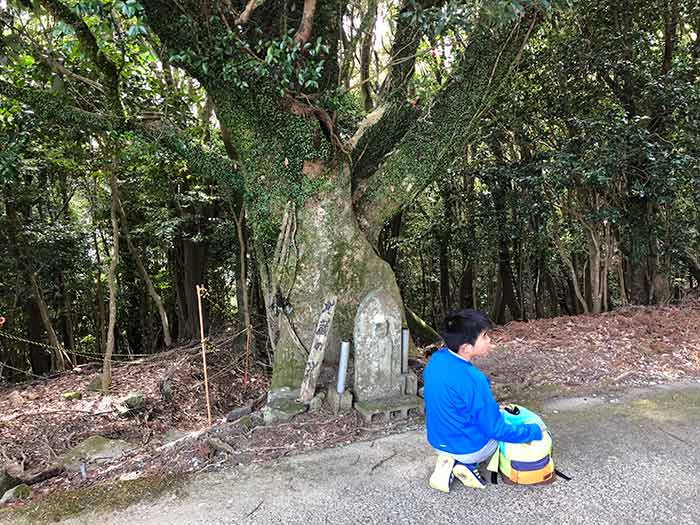 丁石の前で最後のおやつタイム