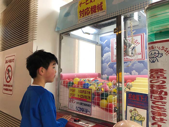 クレーンゲームに挑む息子