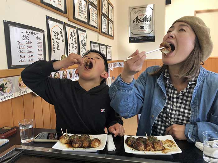 新ちゃんでたこ焼きを食べる親子