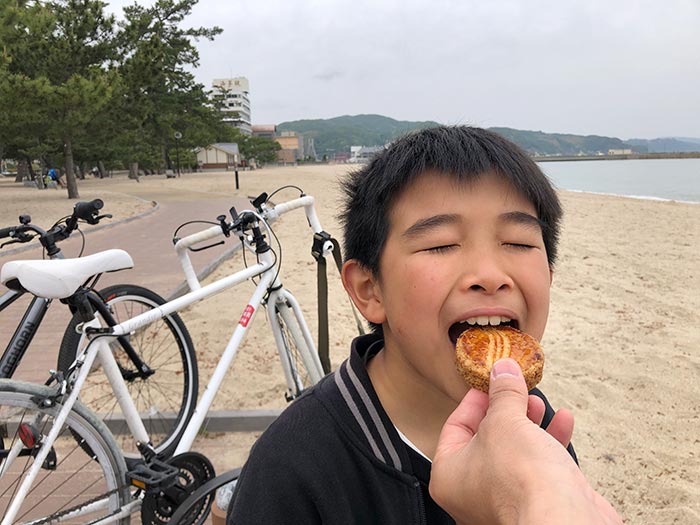 海でお菓子（ガレット・ブルトンヌ）を食べる