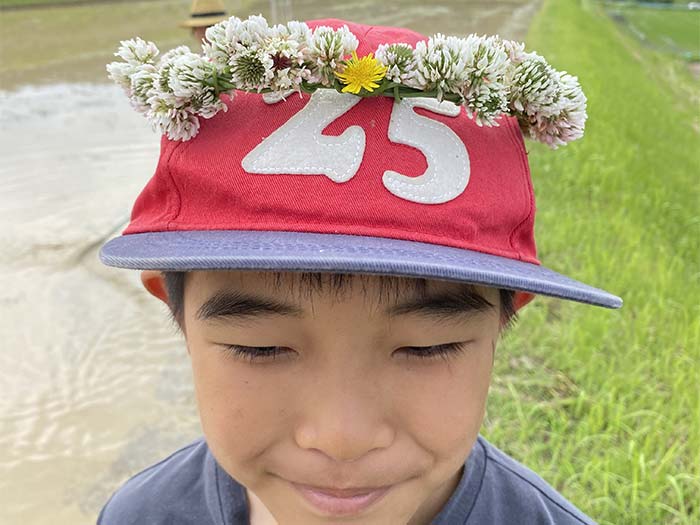 花冠をつける息子