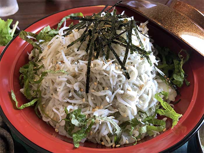 淡路島・kampaiで、釜揚げしらす丼ランチ❗️これは山盛りだね😁鶏釜飯のおこげもいい感じ👌