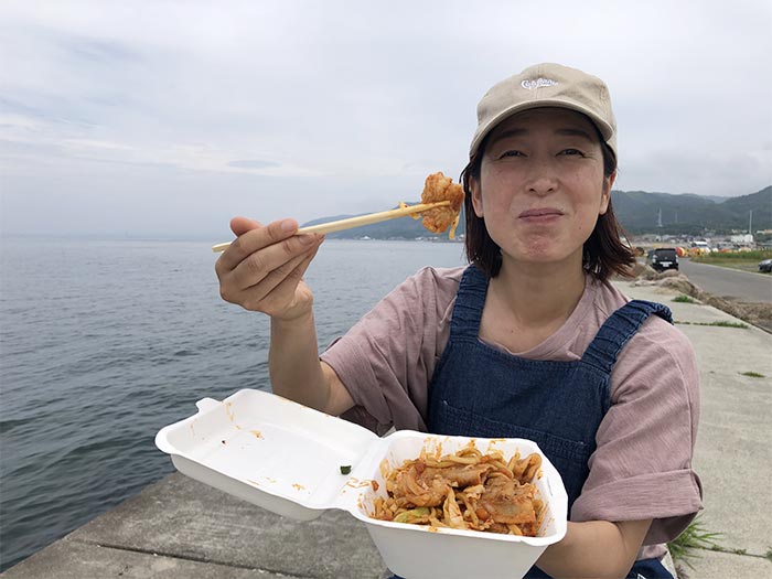 まぁちゃんのテイクアウトを食べる奥さん