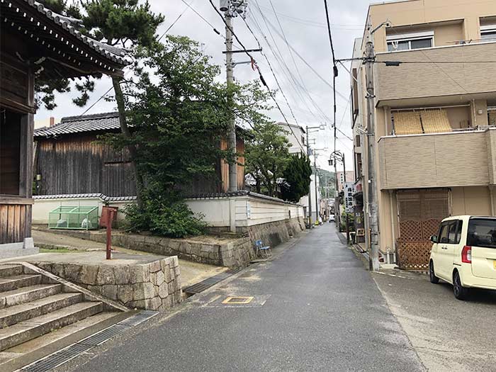 室津八幡神社の前の道