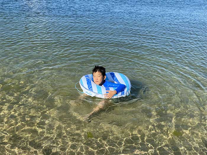 息子が海で遊んでいる