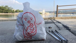 護海袋(ごみぶくろ)でビーチクリーン