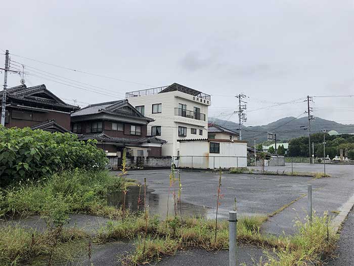 泡沫の駐車場周辺の様子