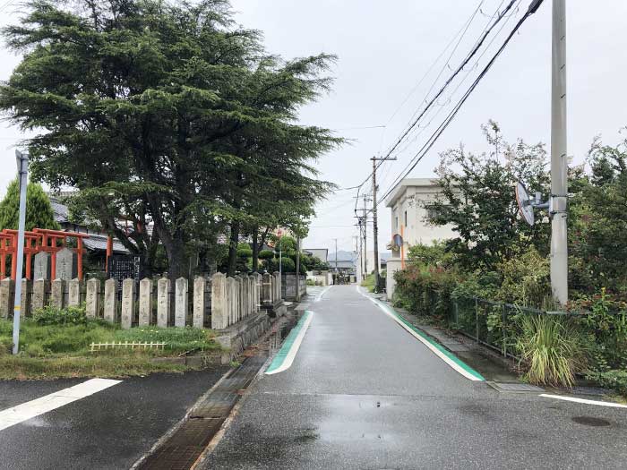 駐車場から店舗までの道のり