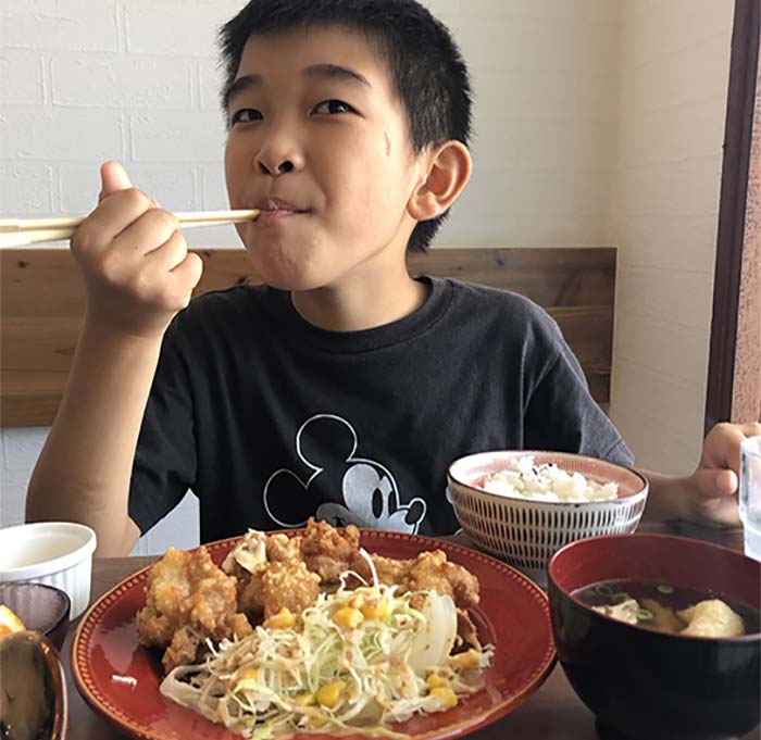 唐揚げ定食を食べる息子