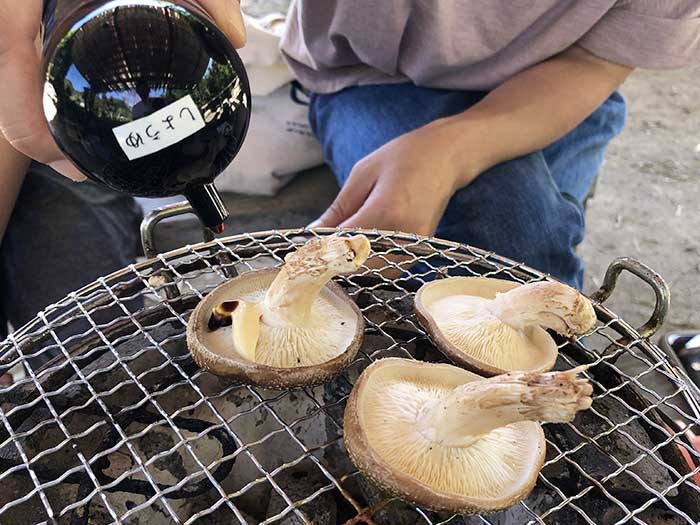 椎茸に醤油をつける