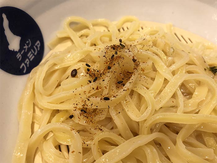 黒七味を振りかけた麺