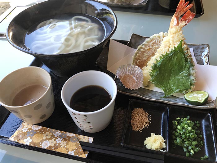 クルミと醤油2種つけ汁
天釜揚うどん