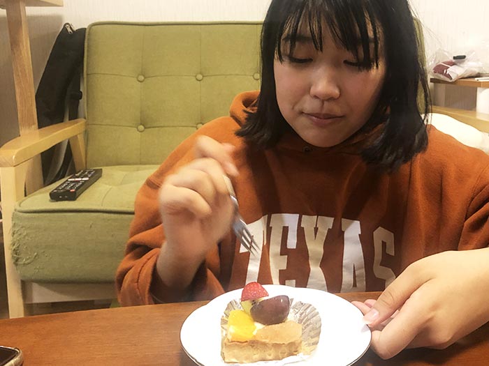 娘がケーキを食べる