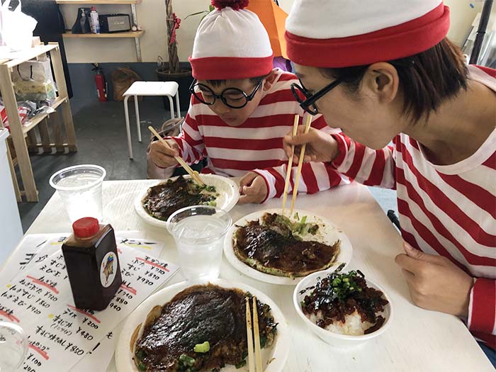 お好み焼きを食べるウォーリー