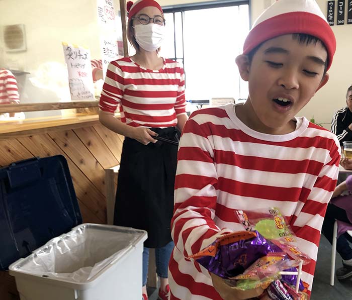 お菓子をゲットした息子