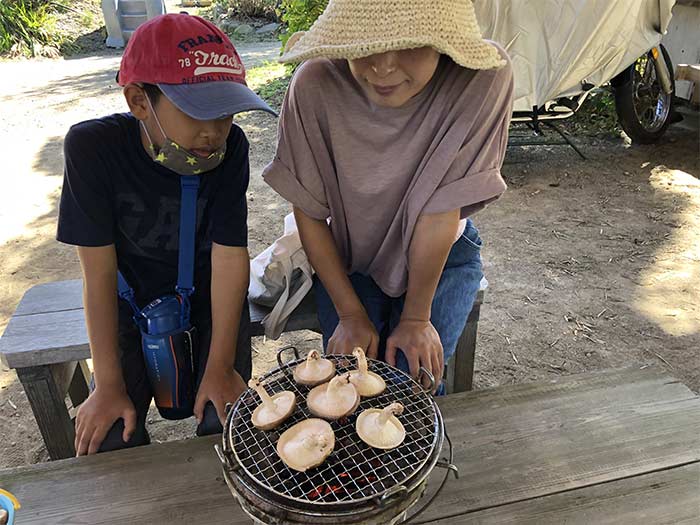 椎茸が焼けるのを待つ親子