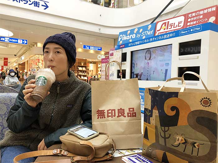 スタバのVenti（ベンティ）を飲む奥さん