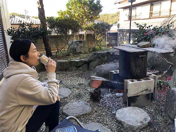 ビールを飲んで応援する奥さん