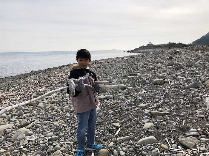 流木を拾う息子