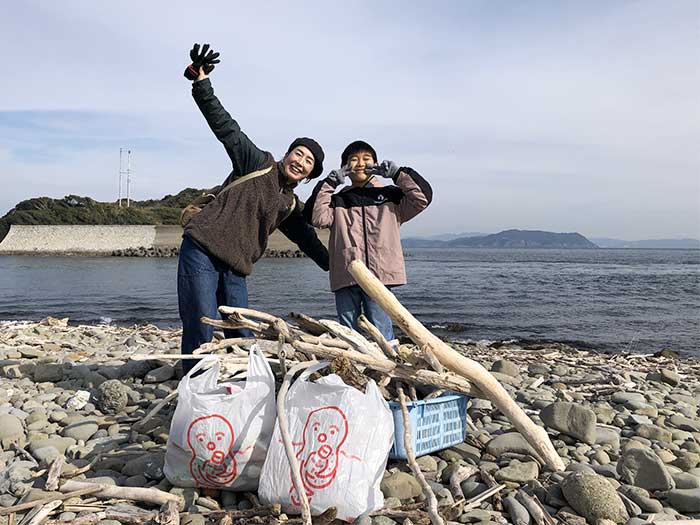 流木拾いとビーチクリーン