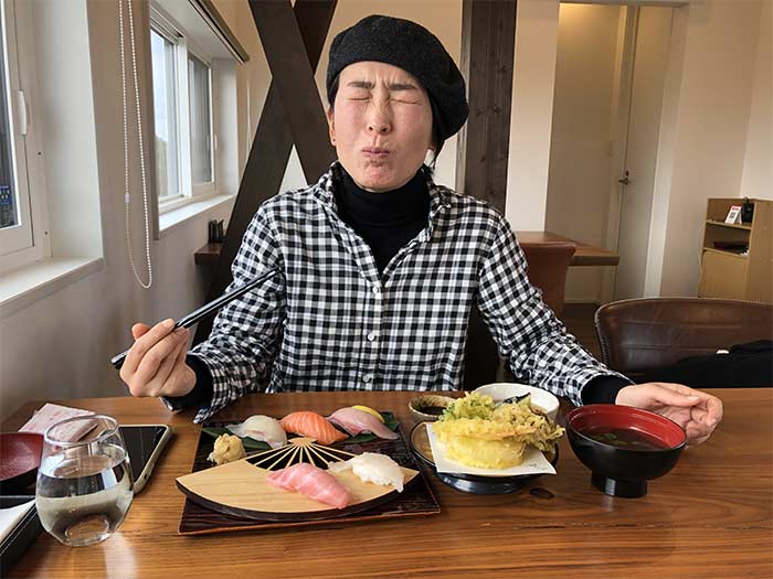 お寿司を食べる奥さん