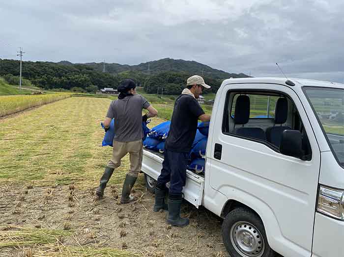 袋をトラックに