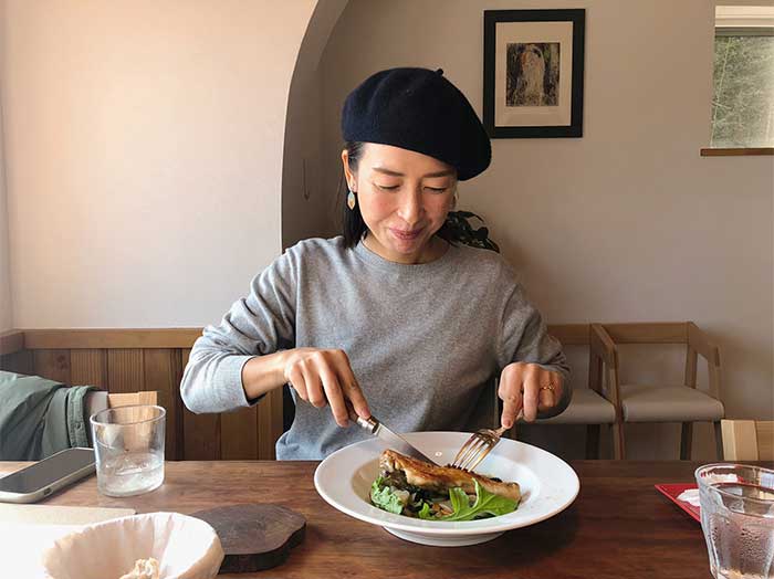 奥さんが食べている様子