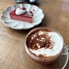 SPARKのホットチョコレートとケーキ