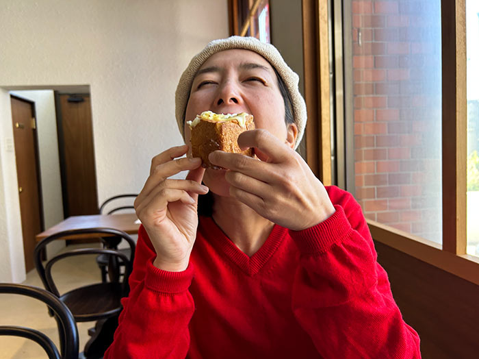 クロックムッシュを食べる奥さん