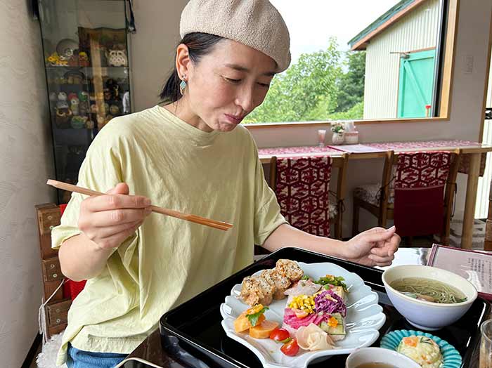 ランチを食べる奥さん