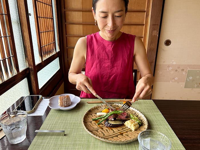 お肉を食べる奥さん