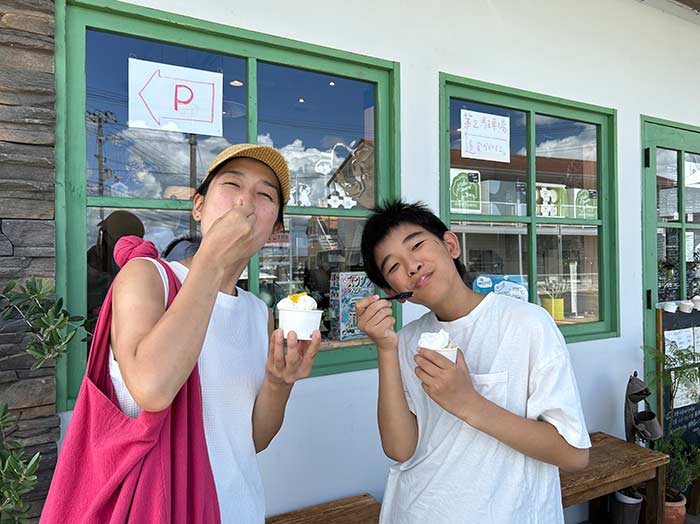 ジェラートを食べる家族